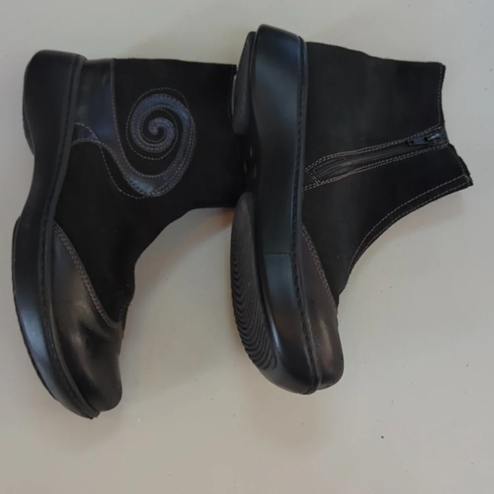 Naot, Oyster, Black Suede/Leather Booties. Sz40/9-9.5 - Picture 3 of 12